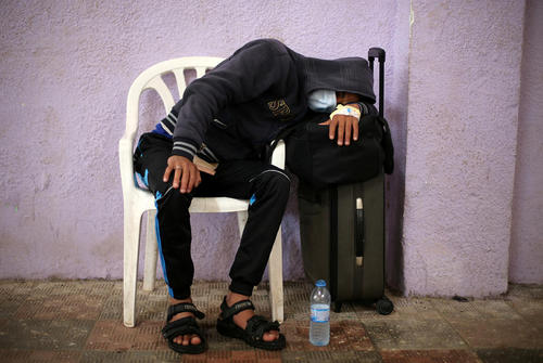 یک مرد غزه ای بیمار در گذرگاه رفح و در انتظار دریافت مجوز ورود به خاک مصر