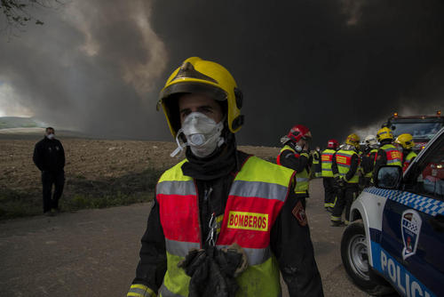 آتش سوزی گسترده مرکز جمع آوری لاستیک های فرسوده خودرو در نزدیکی شهر مادرید اسپانیا