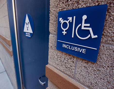 با بخشنامه رییس جمهوری آمریکا مدارس آمریکا مجاز شدند امکان استفاده از سرویس های توالت برای افراد تراجنسیتی را فراهم کنند 