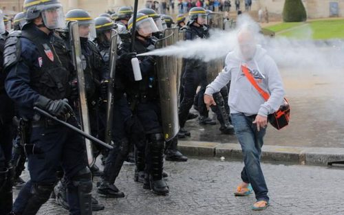 افشاندن گاز فلفل به صورت معترضان اصلاح قانون کار فرانسه از سوی پلیس پاریس