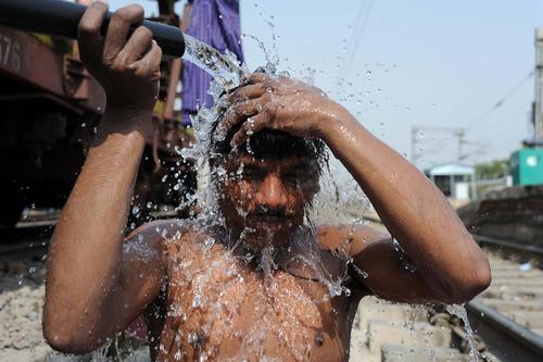 خنک شدن با آب تانکر در ایستگاه قطار شهر الله آباد هند