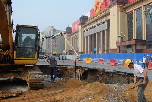 ریزش زمین در جریان ساخت پروژه تونل مترو در شهر نانچانگ چین