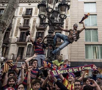 شادمانی هواداران تیم فوتبال بارسلونا از قهرمانی این تیم در لیگ اسپانیا