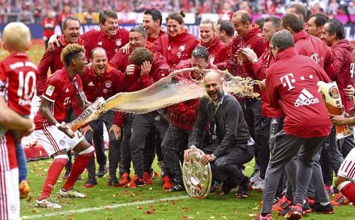 شادمانی بازیکنان تیم فوتبال بایرن مونیخ آلمان از قهرمانی در بوندس لیگا