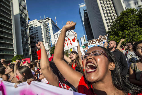 تظاهرات هزاران نفر از حامیان دیلما روسف رییس جمهور تعلیق شده برزیل در شهر ساپائولو در اعتراض به رای مجلس سنا به تعلیق و محاکمه رییس جمهور
