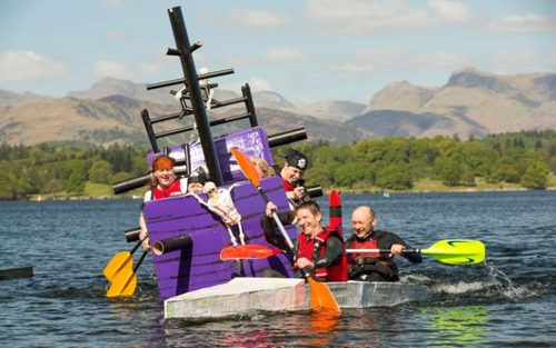 مسابقات قایق سواری بدون استفاده از هیچ چوبی در دریاچه ویندِمِره در انگلستان