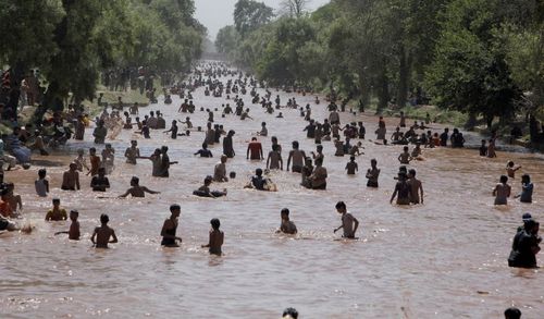 شهروندان لاهور پاکستان با بالا رفتن دمای این شهر به 47 درجه سانتی گراد به کانال های آب و رودخانه ها ریخته اند