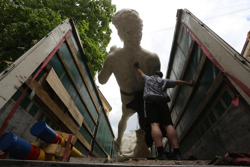 حمل کپی مجسمه 15 متری حضرت داوود با جرثقیل به کلیسای سنت آن در شهر سن پترز بورگ روسیه برای یک نمایشگاه