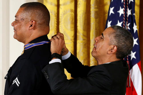 اوباما در حال اعطای مدال شجاعت به یک افسر پلیس شهر لس آنجلس به دلیل بیرون کشیدن یک فرد از خودروی آتش گرفته و سوختن از نوع درجه دوم 