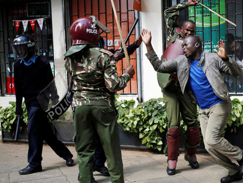 ضرب و شتم معترضان به کمیسیون مستقل انتخابات کنیا از سوی پلیس در نایروبی