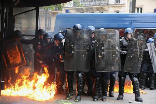 پلیس فرانسه در محاصره آتش معترضان به اصلاح قانون کار – پاریس