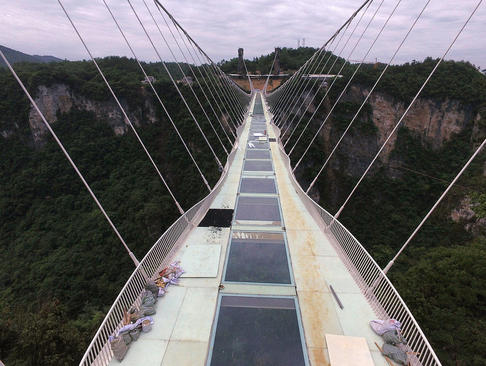مراحل پایانی اتمام ساخت پل شیشه ای در پارکی ملی در چین