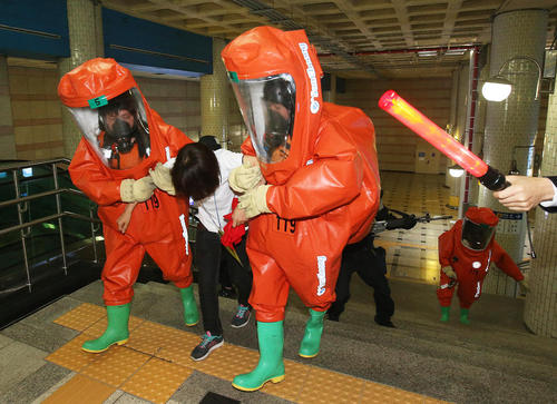 برگزاری مانور مقابله با حملات شیمیایی در مترو شهر سئول