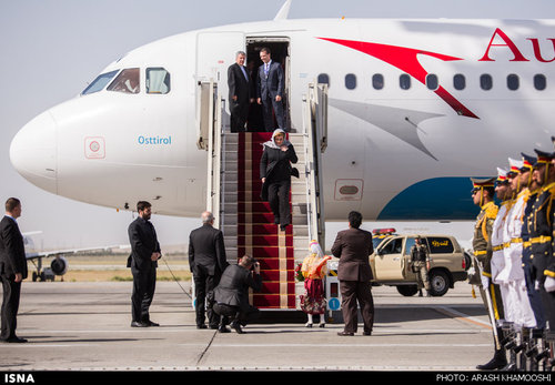 خروج رئیس جمهور کرواسی از هواپیمای اتریش در فرودگاه امام