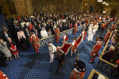 حضور ملکه بریتانیا در مجلس اعیان این کشور به منظور مراسم سالانه گشایش رسمی پارلمان