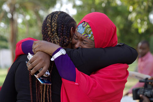 شادمانی اعضای کمپین آزاد سازی دختران ربوده شده نیجریه ای پس از آزادی یک دختر از 200 دختر ربوده شده از دست گروه تروریستی بوکوحرام – آبوجا
