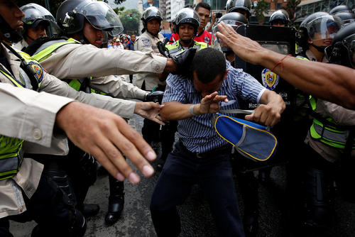 تظاهرات مخالفان علیه حکومت نیکولاس مادورو رییس جمهوری ونزوئلا – کاراکاس