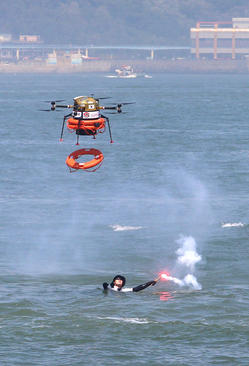 مانور امداد و نجات در بندر اینچئون کره جنوبی . یک هواپیمای بدون سرنشین در حال انداختن یک تیوب است