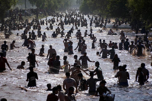 آب تنی در کانال آبی در شهر لاهور پاکستان در گرمای 44 درجه سانتی گراد