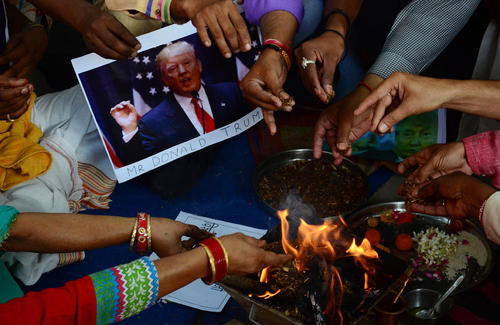 مراسم آیینی دعای یک فرقه متعصب هندو برای پیروزی دونالد ترامپ نامزد جنجالی انتخابات ریاست جمهوری آمریکا – شهر الله آباد هند