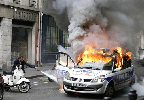 آتش زدن خودروی پلیس از سوی معترضان در جریان تظاهرات بر ضد اصلاح قانون کار فرانسه در شهر پاریس