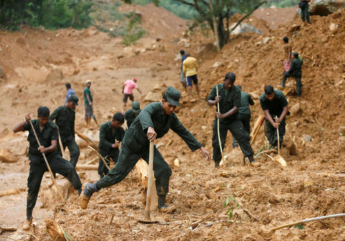 تیم امداد و نجات ارتش سری لانکا در حال جستجوی اجساد قربانیان سیل و رانش زمین