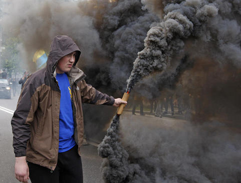 تظاهرات ملی گرایان اوکراینی علیه برگزاری انتخابات در منطقه دونباس در شرق این کشور – کی یف