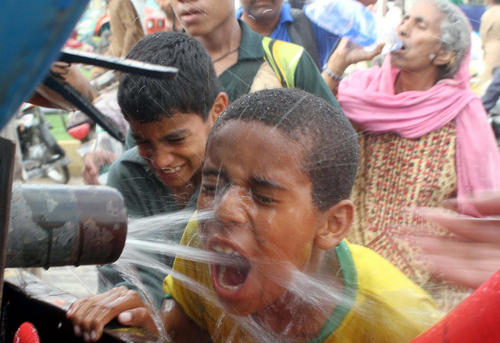 نوشیدن آب از تانکر – کراچی پاکستان