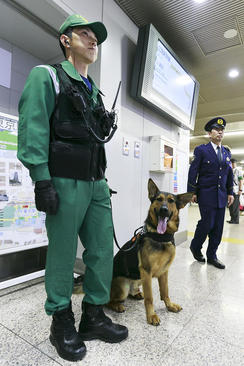 افزایش تدابیر امنیتی در ایستگاه های مترو شهر توکیو ژاپن در آستانه نشست سران جی هفت در این کشور