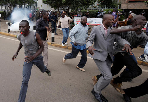 تجمع هفتگی – دوشنبه ها- مخالفان حکومت کنیا علیه نظام انتخابات کنیا در مقابل دفتر مرکزی کمیسیون انتخابات این کشور در شهر نایروبی