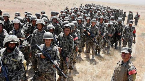 نیروهای ارتش افغانستان در حال یک تمرین نظامی در شهر مزار شریف