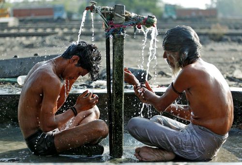 دوش گرفتن در احمد آباد هند