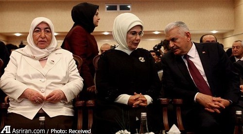 سمیحه ییلدیریم (نفر سمت چپ) در کنار همسر اردوغان و همسرش (فرد سمت راست تصویر) در مراسم افتتاحیه یک مدرسه خیریه