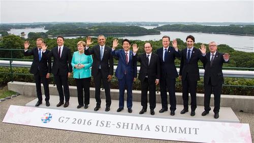 از چپ به راست: دونالد تاسک، رئیس شورای اروپا، ماتئو رنتسی، نخست وزیر ایتالیا، آنگلا مرکل، صدر اعظم آلمان، باراک اوباما، رئیس جمهور امریکا، شینزو آبه، نخست وزیر ژاپن، فرانسوا اولاند، رئیس جمهور فرانسه، دیوید کامرون، نخست وزیر انگلیس، جاستین ترودو، نخست وزیر کانادا و ژان کلود یونکر، رئیس کمیسیون اروپا در شهر ایسه شیمای ژاپن