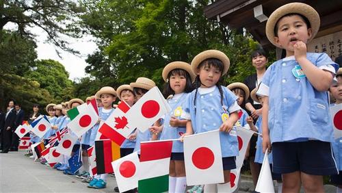 کودکان ژاپنی برای استقبال از سران گروه هفت منتظر ایستاده‌اند
