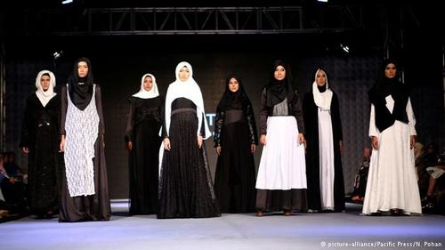 طرح‌های سیاه و سفید در اولین جشنواره مد اسلامی در جاکارتا.
