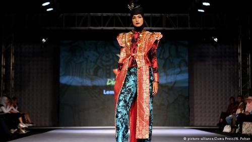 باس‌های طراحی‌شده توسط طراح اندونزیایی در جشنواره مد اسلامی