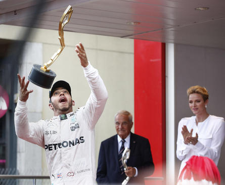 پرنسس شارلین موناکو در حال تشویق لوییز همیلتون برنده مسابقات جایزه بزرگ اتومبیلرانی موناکو