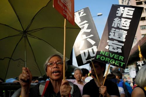 تظاهرات در بیست وهفتمین سالگرد سرکوب خشن جنبش دموکراسی خواهان چین در میدان تیان آن من پکن – هنگ کنگ