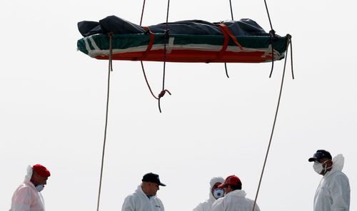 گارد ساحلی ایتالیا در حال انتقال جسد پناهجویان غرق شده در دریا