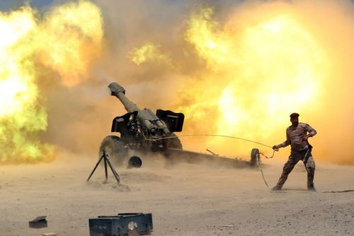 شلیک توپ از سوی نیروهای ارتش عراق به سمت مواضع داعش در عملیات آزاد سازی فلوجه از دست این گروه تروریستی