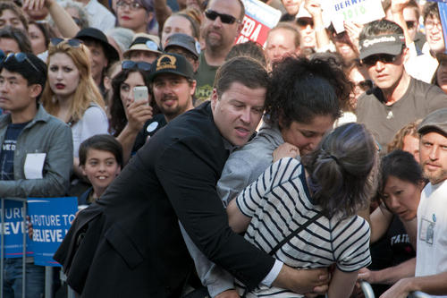 دستگیری 4 معترض در سخنرانی برنی سندرز یکی از دو نامزد انتخابات ریاست جمهوری آمریکا از حزب دموکرات – اوکلند کالیفرنیا