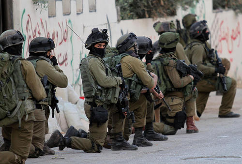 استقرار سربازان اسراییلی در روستایی در نابلس در کرانه باختری فلسطین