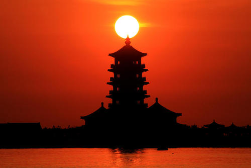 غروب آفتاب در شهر پنگلای در استان شرقی شاندونگ چین