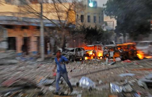 آثار انفجار بمب گذاری در یکی از هتل های ماگادیشو پایتخت سومالی