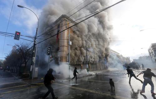 درگیری های شدید معترضین و نیروهای امنیتی در شیلی