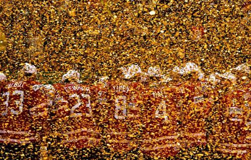 جشن و شادی بازیکنان تیم هاکی روی یخ کانادا پس از پیروزی در کسب جام جهانی مسکو