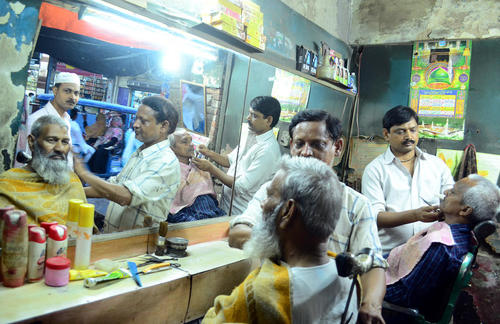 مسلمانان هندی با اصلاح سروصورت به استقبال نخستین افطار ماه رمضان رفتند – الله آباد