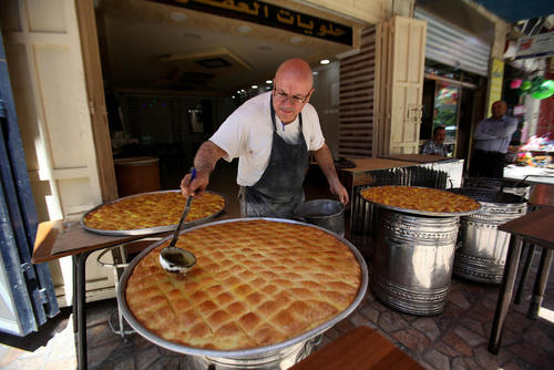 پخت باقلوا به مناسبت ماه رمضان – شهر نابلس در کرانه غربی  