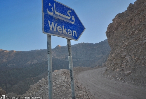 روستای وکان در 150 کیلومتری شهر مسقط و در شهرستان نخل در استان باطن عمان قرار دارد. این روستا داخل دره ای در ارتفاع  2 هزار متری از سطح دریا واقع شده است. 